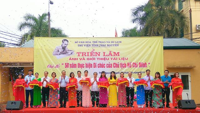 Trien lam 50 nam di chuc