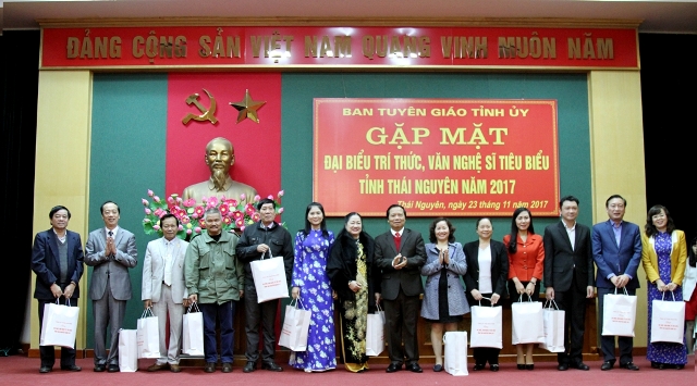 Gặp mặt đại biểu trí thức, văn nghệ sĩ tiêu biểu năm 2017