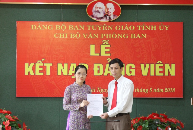 Chi bộ Văn phòng Ban tổ chức Lễ kết nạp đảng viên mới