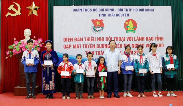 Tuyên dương 50 em thiếu nhi nghèo, vượt khó, học giỏi