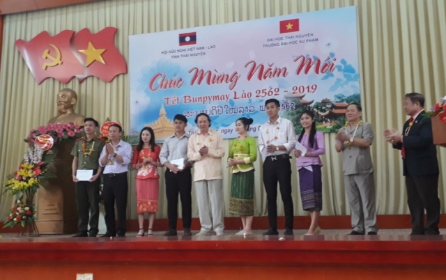 Sinh viên Lào vui Tết Bunpymay 2562 - 2019