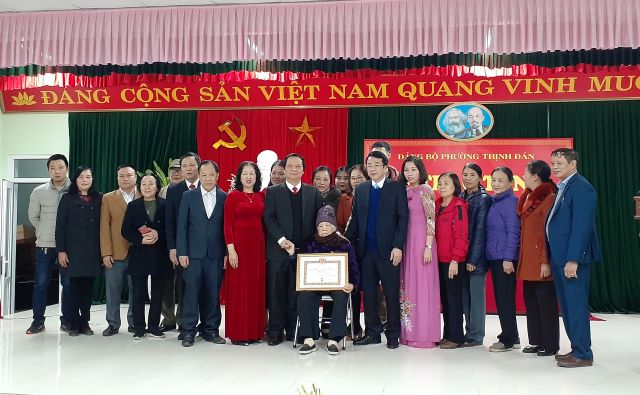 Trao Huy hiệu Đảng