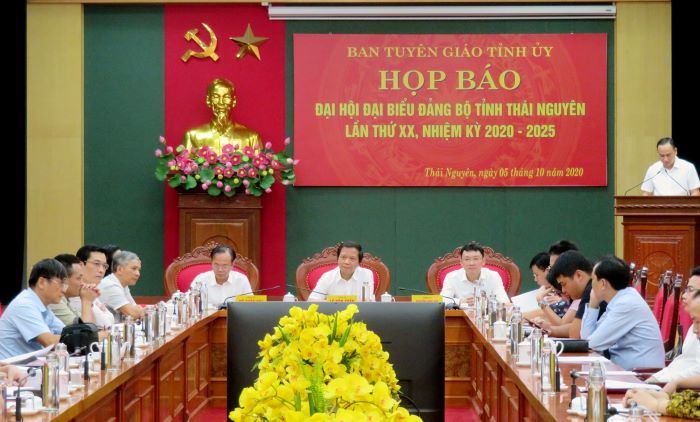 Quang canh họp báo